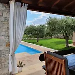 Lorraine Comfortable Villa Galižana