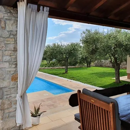 Lorraine Comfortable Villa Galižana